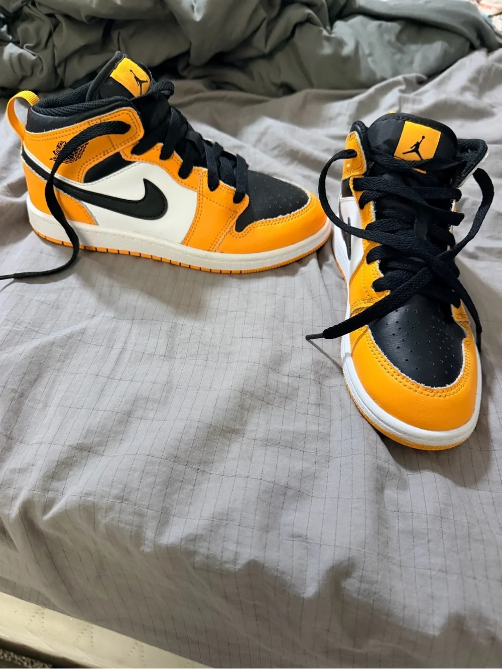 Air Jordan 1 Mid Taxi Black Toe Yellow Pollen youth Size 3Y Nike